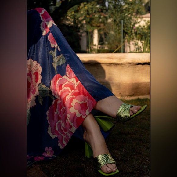 Paulmi & Harah: Blue crepe printed and embroidered kaftan - Picture 5 of 8